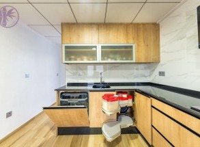 cocina madera con tirador negro